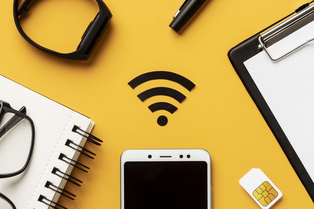 Видео «Как при необходимости заменить модуль Wifi на модуль GSM» - картинка top-view-wi-fi-symbol-with-smartphone-sim-card.jpg